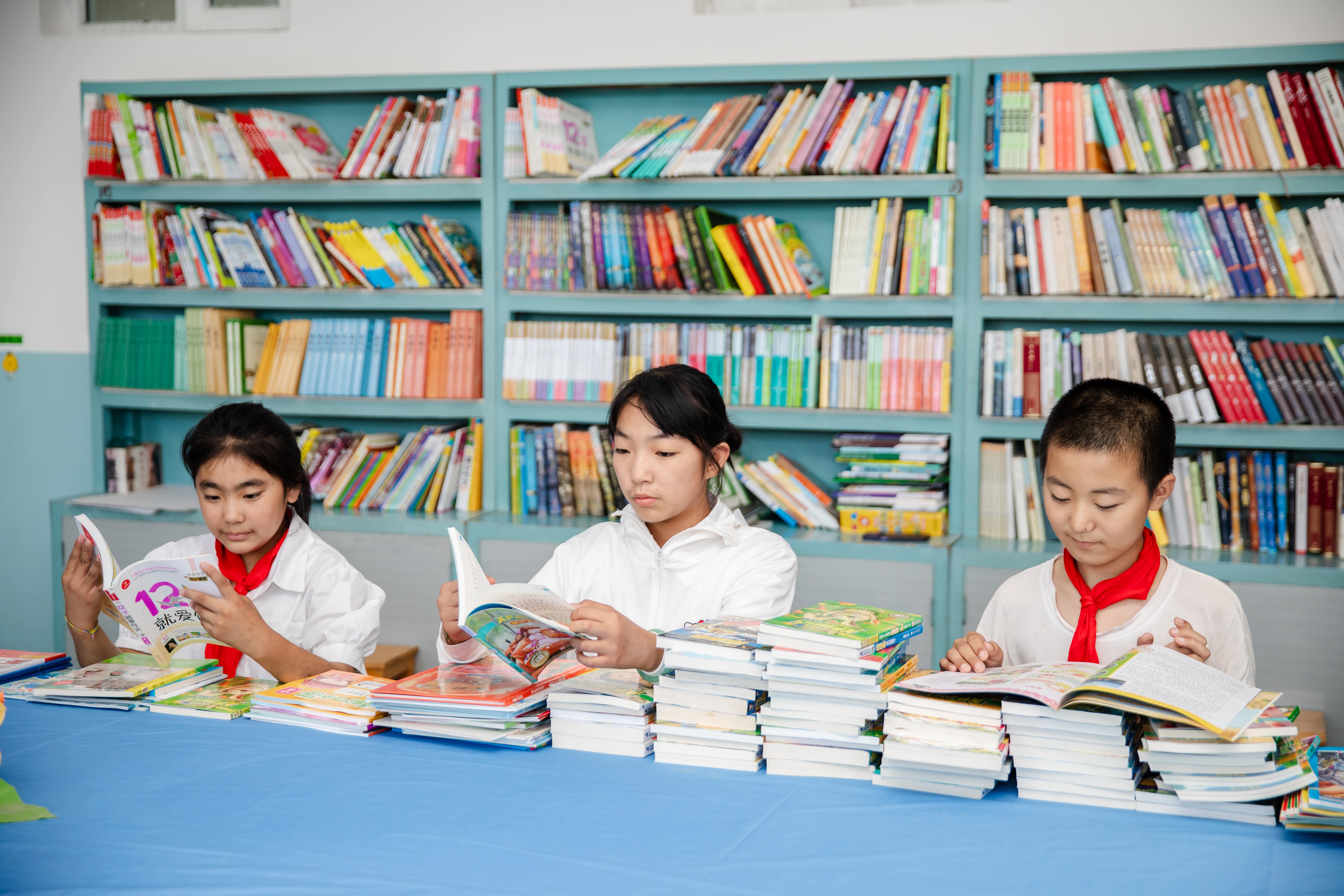 天津高校大学生记者走进江南在线注册公益小学开展“书香悦读,筑梦成长”活动 天津高校大学生记者走进江南在线注册公益小学开展“书香悦读,筑梦成长”活动